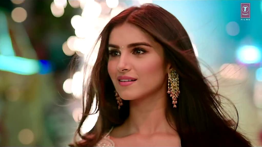 Get Tara Sutaria Voluminous Wavy Hair Hairstyle In Marjaavaan