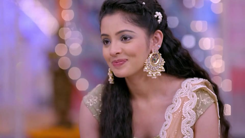 Get Richa Rathore Medium Curly Side Swept Hairstyle In Kumkum