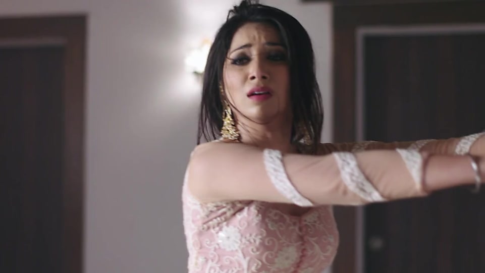 Get Vrushika Mehta Layered Medium Braids Hairstyle In Yeh Teri