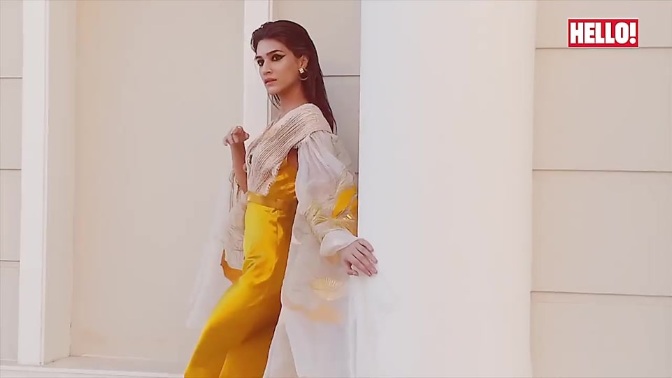 Get Kriti Sanon Voluminous Straight Hair Hairstyle In Hello India