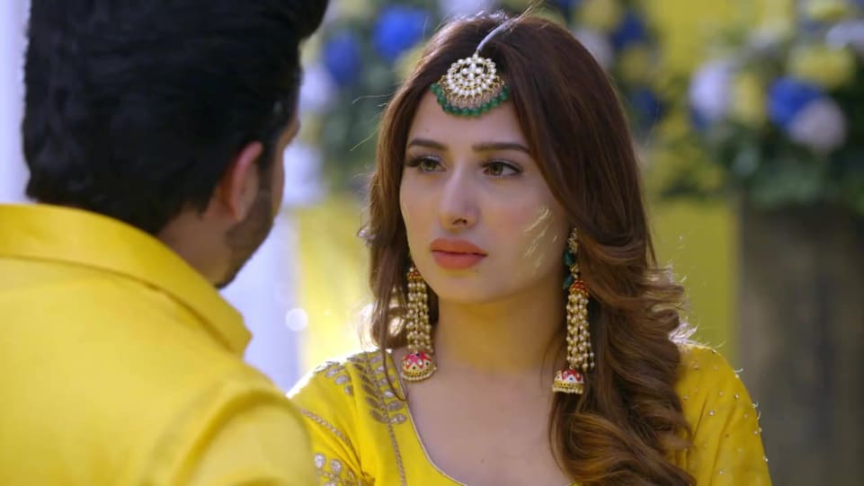 Mahira Sharma In Yellow Lehengacholi Outfit Celebrity Clothing Charmboard In the list of famous traditional dresses of india, this is the famous dressing combination well adapted across the nation. maangtika