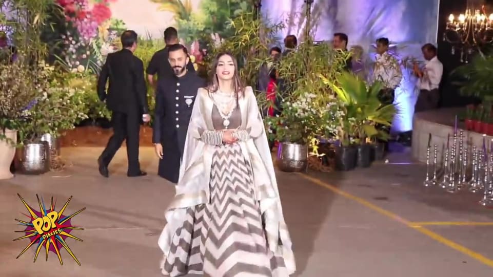 Sonam Kapoor Celebrity Style In Grand Wedding Reception Pop Diaries 2018 From Grand Wedding Reception Charmboard Jhanvi kapoor and khushi kapoor's enjoys with step sister anshula kapoor at sonam kapoor's reception. shrug
