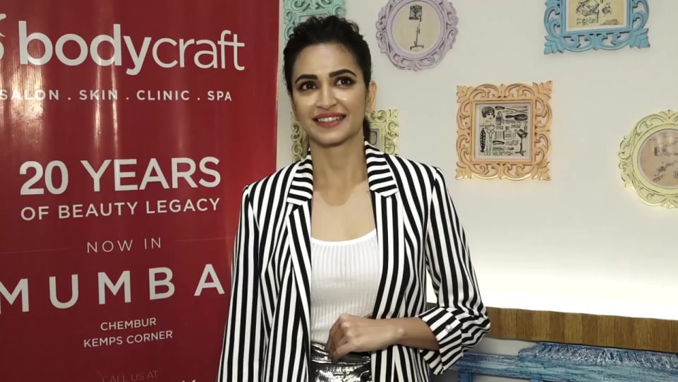 Kriti Kharbanda In Silver Shorts Outfit Celebrity Clothing Charmboard Roundcorner может сделать округленные края. charmboard