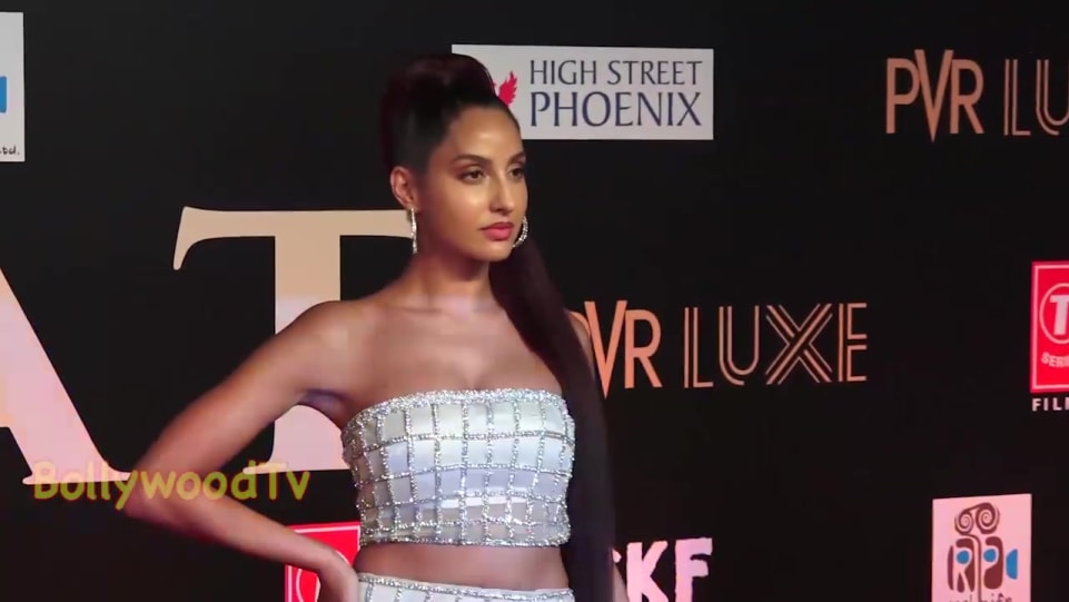 Actors Name Age Wiki Height Birth Place Career Details Loveyatri Actress Warina Hussain Feeling Very Uncomfrtable With Her Dress Bharat Grand Premiere Bollywood Tv 2019 Charmboard