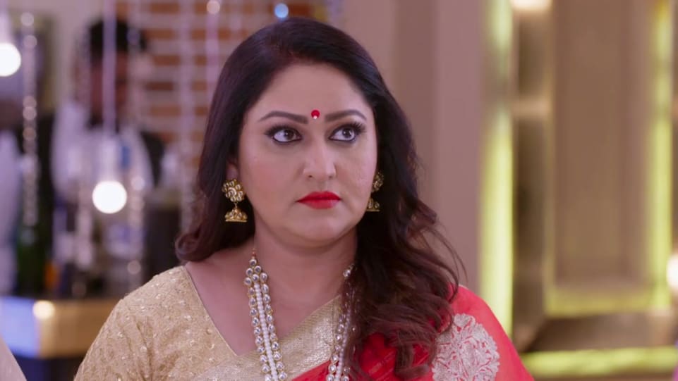 Sanjana Phadke In Red Saree Outfit Celebrity Clothing Charmboard #ayushmann khurrana #radhikaapte #style couple #andhadhun #red. charmboard