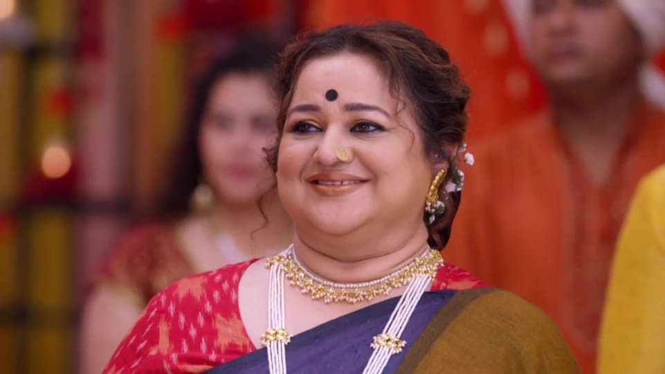 Supriya Shukla Celebrity Style In Kundali Bhagya Episode 543 2019 From Episode 543 Charmboard Show tells us that sarla arora was blessed with four daughters pragya, preeta, bulbul and srishti, but unfortunately preeta and srishti were lost. stud