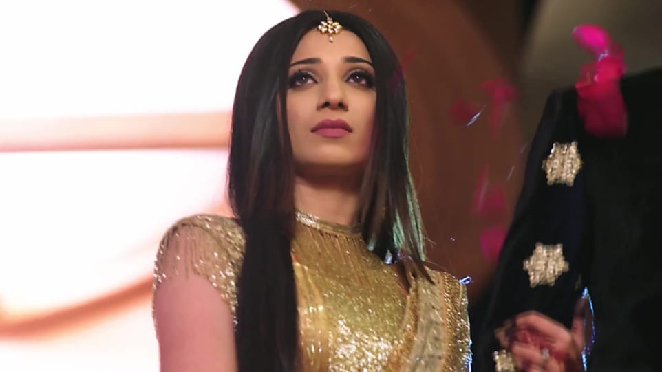 Get Vrushika Mehta Sleek Straight Center Part Hairstyle In Yeh Teri