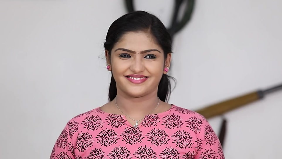 Get Saira Banu Long Straight Side Part Hairstyle In Oru Orla Oru