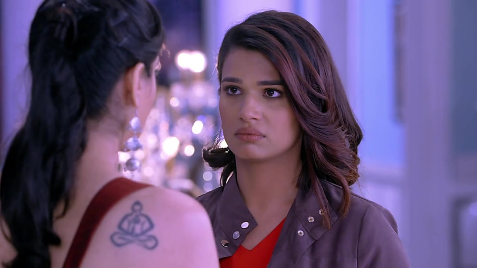 Get Naina Singh Asymmetrical Short Wavy Hairstyle In Kumkum