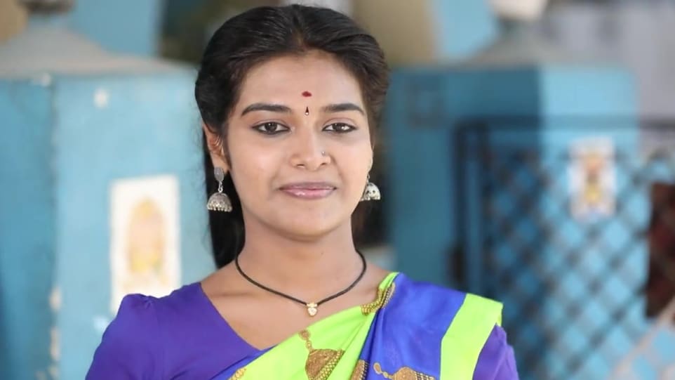 Dharsha Gupta Celebrity Style In Mullum Malarum Episode 375 2019 From Episode 375 Charmboard Rajnikant and shoba are siblings.