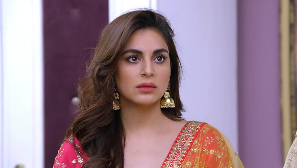 Get Shraddha Arya Medium Curly Side Swept Hairstyle In Kundali