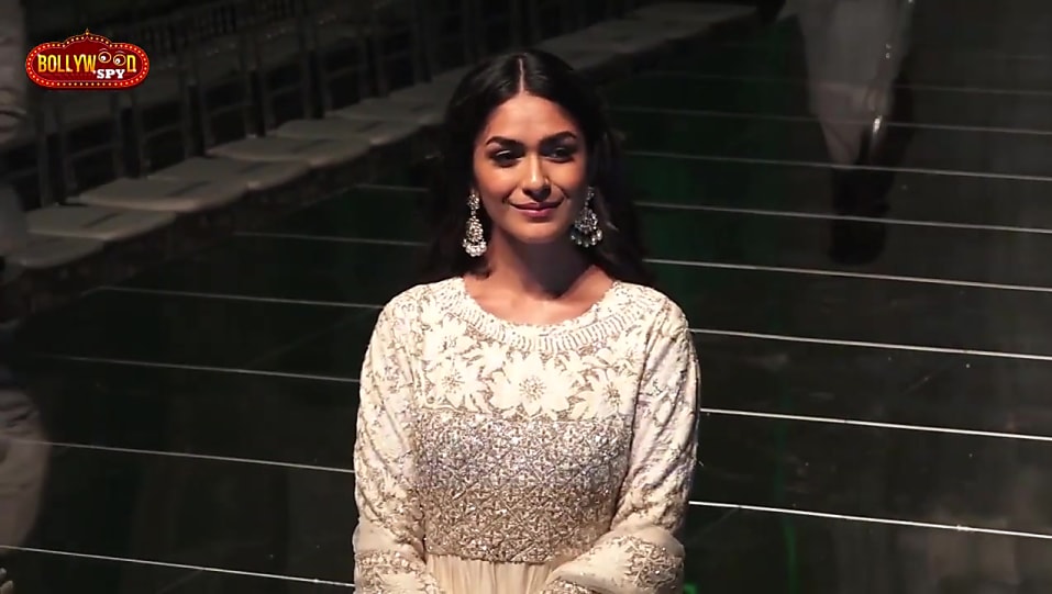 Get Mrunal Thakur Voluminous Wavy Hair Hairstyle In Bollywood