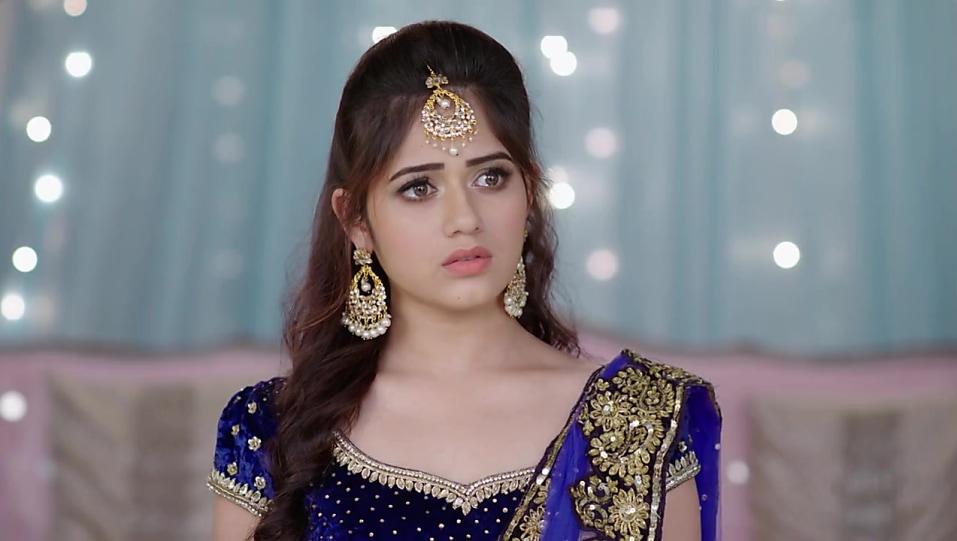 Get Jannat Zubair Rahmani Puffy Long Wavy Hairstyle In Aap Ke Aa