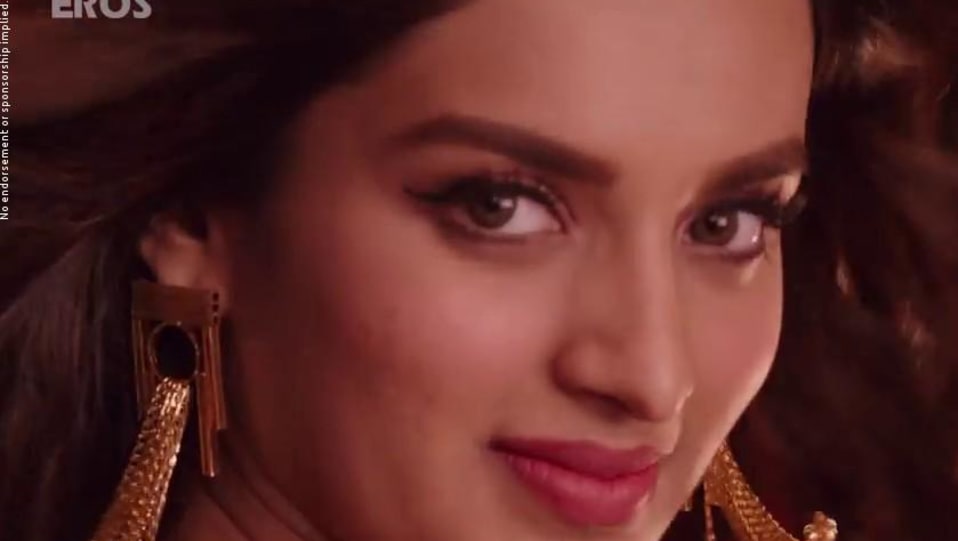 Nidhhi Agerwal Celebrity Style In Shake Karaan Munna Michael 2017 From Shake Karaan Charmboard Shake karaan is a hindi language song and is sung by meet bros. tops