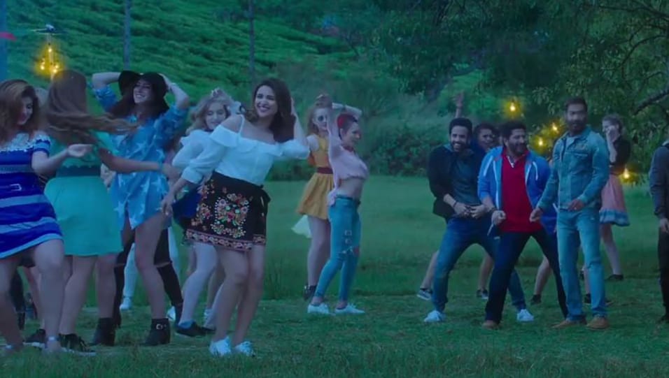 Parineeti Chopra Celebrity Style In Maine Tujhko Dekha Golmaal Again 2017 From Maine Tujhko Dekha Charmboard So looking forward to this #priyankachopra #parineetichopra. charmboard