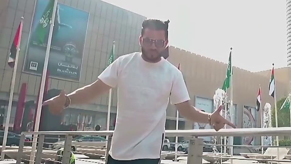 Jazz Dhaliwal White T Shirt And Black Jeans Look Hair Blonde Style Inspiration Single Charmboard This page has example sentences to explain the difference between blond and blonde. charmboard