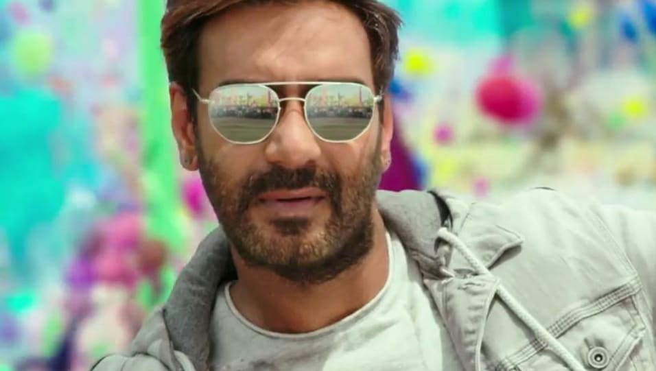 Ajay Devgan Celebrity Style In Golmaal Again Official Trailer 2017 From Official Trailer Charmboard He began his debut film phool aur kaante in the year 1991. jeans