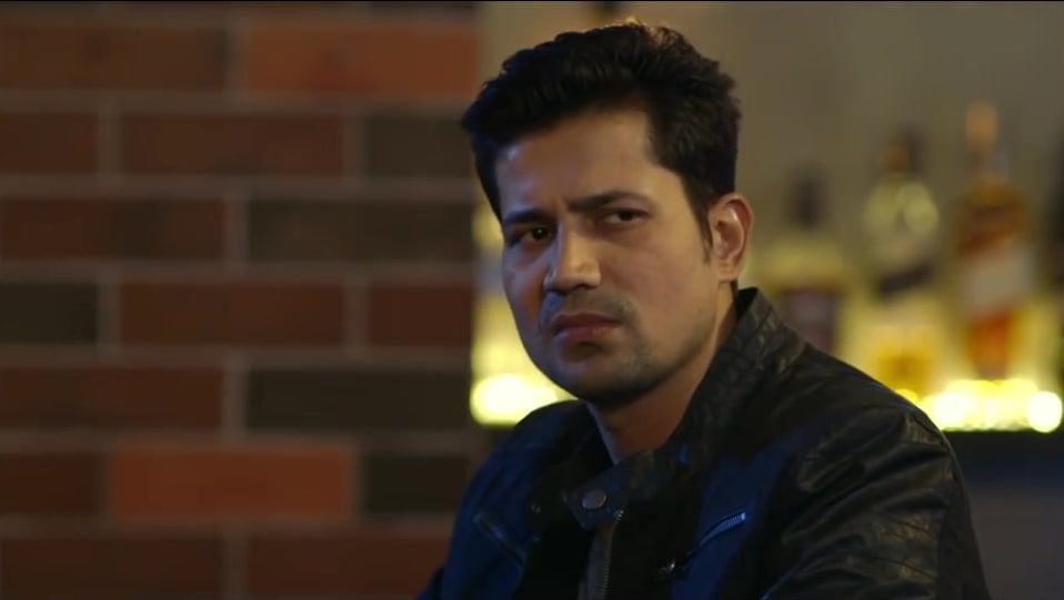 Sumeet Vyas Celebrity Style In Tvf Permanent Roommates S02e01 The Parents 2016 From S02e01 The Parents Charmboard And, she is seen hiding that hospital dress behind the pillow. tees