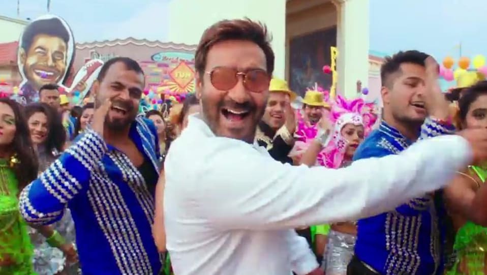 Ajay Devgan Celebrity Style In Title Track Golmaal Again 2017 From Title Track Charmboard Kemarin, keluarga ajay devgan kehilangan sosok yang sangat mereka cintai. charmboard