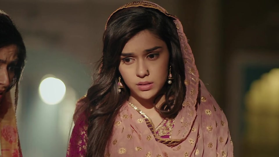 Get Eisha Singh Beachy Wavy Side Swept Hairstyle In Ishq Subhan