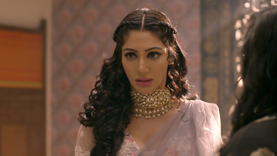 Get Reyna Malhotra Tousled Long Curly Hairstyle In Manmohini