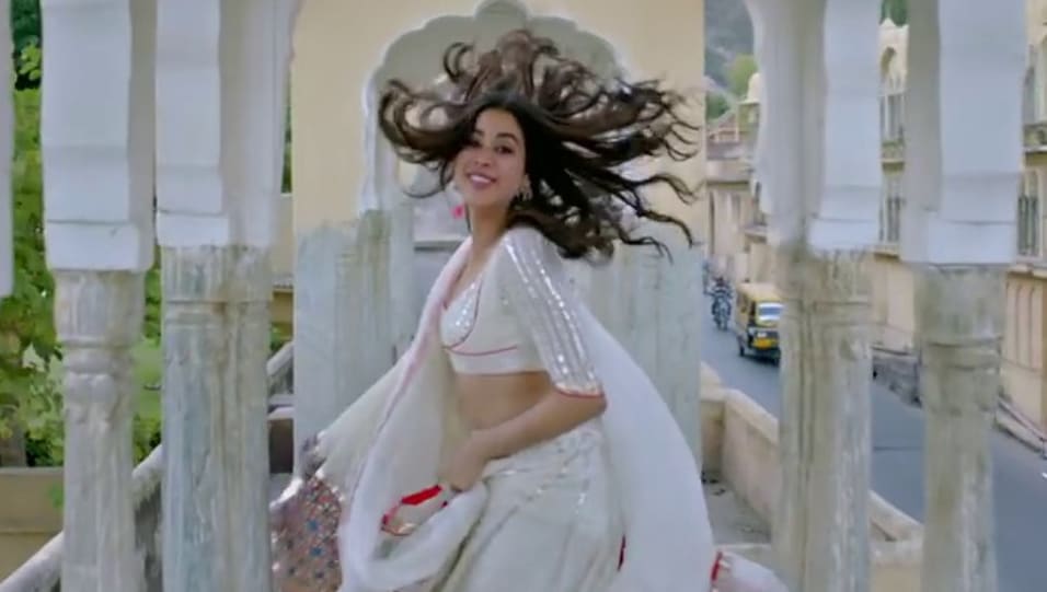 Janhvi Kapoor Celebrity Style In Dhadak Official Trailer 2018 From Official Trailer Charmboard The peppy dance number 'zingat' from 2016 marathi hit sairat was an instant hit among the masses and the entire nation was swinging to its beats. lehengacholi