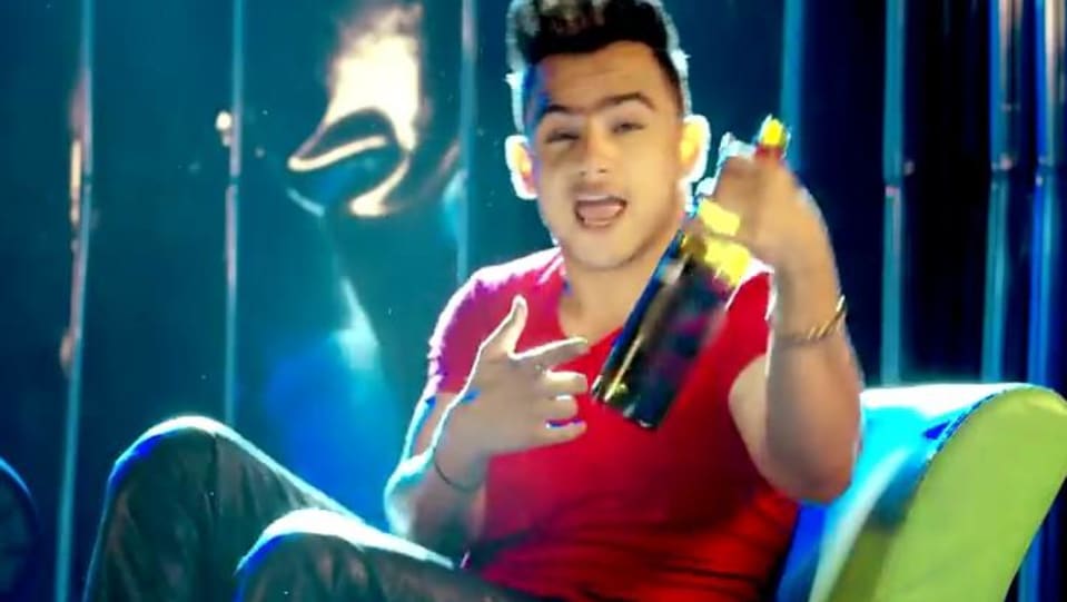 Millind Gaba In Black Trackpants Outfit Celebrity Clothing Charmboard Millind gaba daaru party crossblade live gurnazar robby singh latest punjabi song2019. t shirt