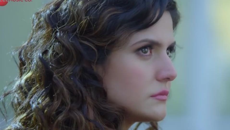 Zarine Khan Celebrity Style In Kuch Iss Tarah Episode 1921 2017 From Episode 1921 Charmboard Just as all the nandas and godboles are lamenting over losing kanya, she shows up in. charmboard