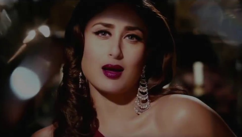 Celebrity Makeup Of Kareena Kapoor Khan From Kareena Kapoor Evolution Bollywood Beats 2017 Charmboard Kareena kapoor is wearing a tight black and white dress, kareena kapoor, ajay devgan, rohit shetty, images in hd, photos and wallpapers, stills and latest photo gallery. dress