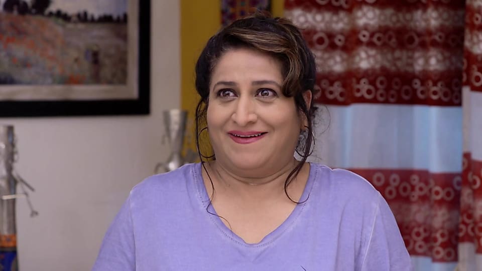 Get Kishori Ambiye Asymmetrical Medium Straight Hairstyle In