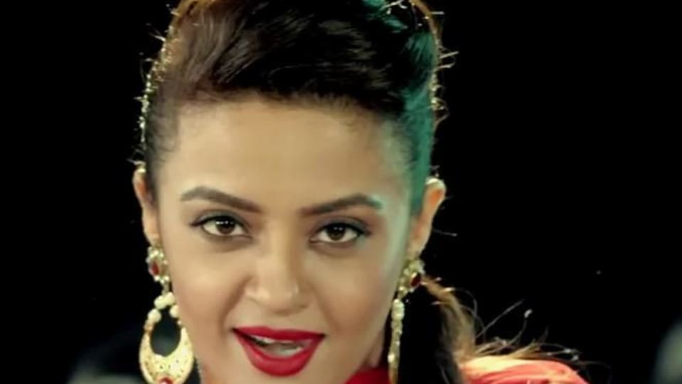 Surveen Chawla In Red Salwarsuit Outfit Celebrity Clothing Charmboard O layout da bios também pode variar, mas as opções de boot podem ser facilmente encontradas. patiala suit