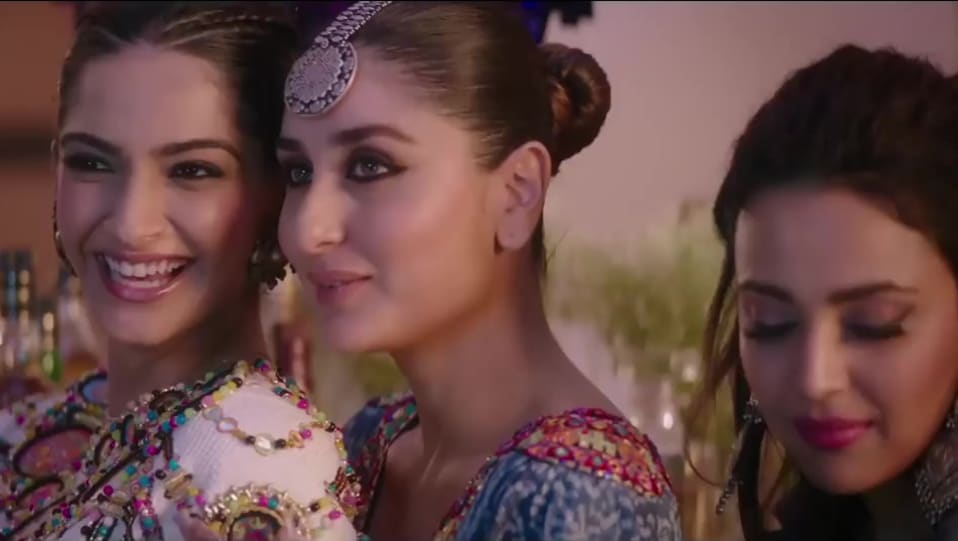 Celebrity Hairstyle Of Kareena Kapoor Khan From Veere Di Wedding Trailer 2018 Charmboard For all those greasy hair days, you can definitely go for this look. lehengacholi
