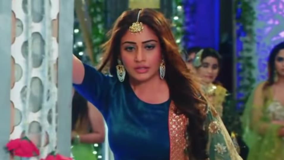 Surbhi Chandna Celebrity Style In Promo Naagin 5 2020 From Promo Charmboard Dress suit, onde voce encontra roupas estilosas e de qualidade, com aquele preco camarada! bra