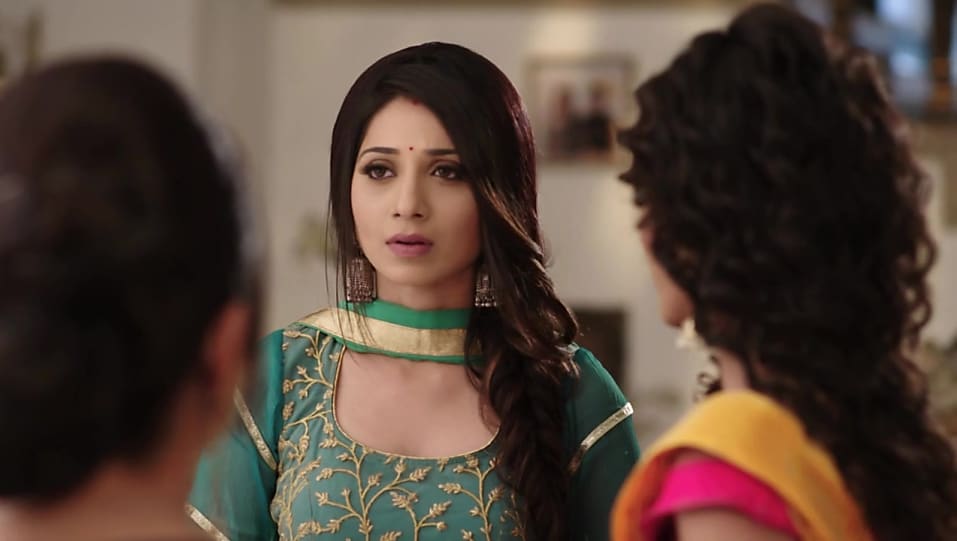 Get Vrushika Mehta Sleek Medium Straight Hairstyle In Yeh Teri