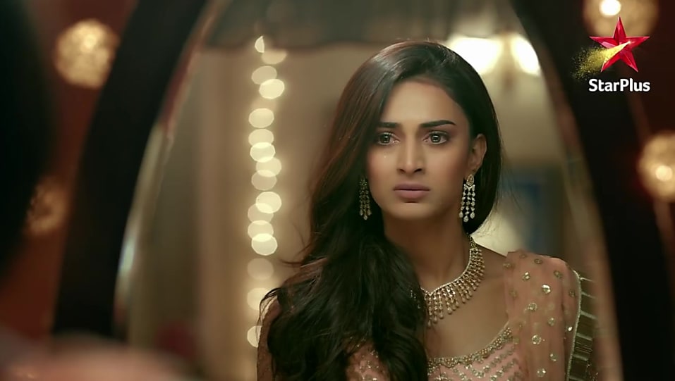 Get Erica Fernandes Long Wavy Side Part Hairstyle In Kasautii
