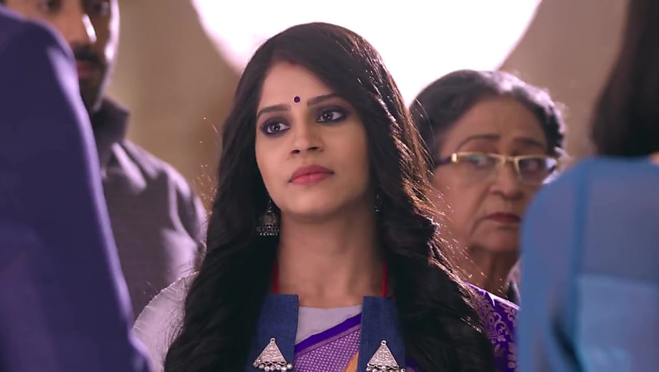 Get Shweta Mahadik Medium Curly Deep Side Part Hairstyle In