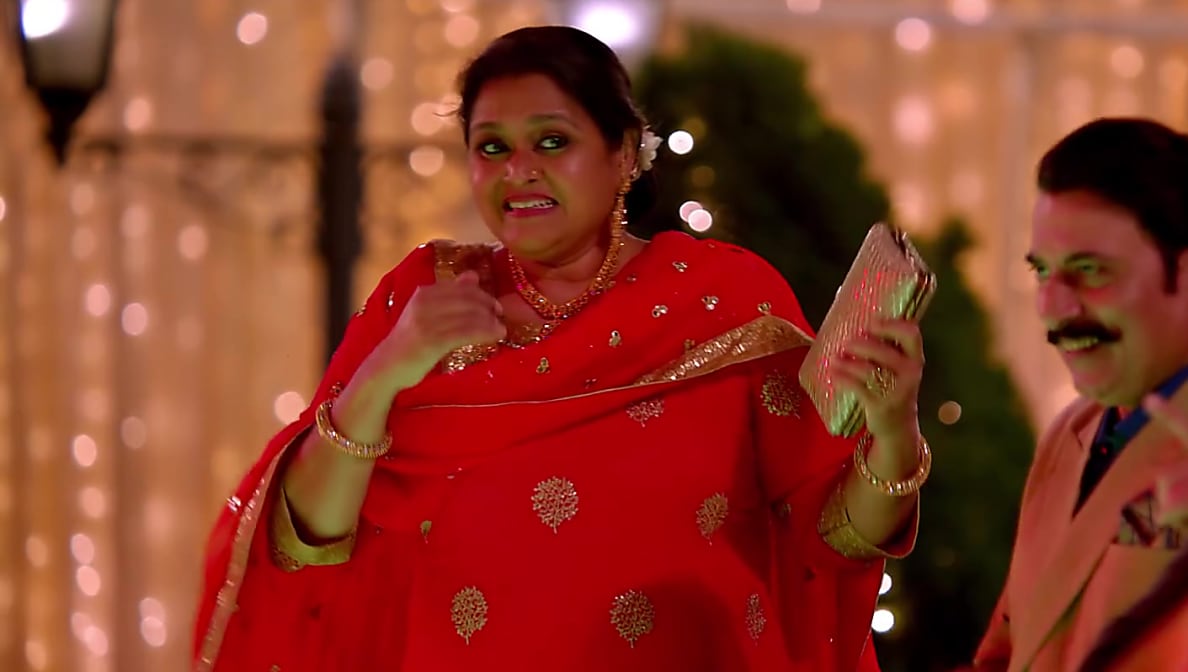 Supriya Pathak Celebrity Style In Jai Mummy Di Title Song Jai Mummy Di 2020 From Jai Mummy Di Title Song Charmboard