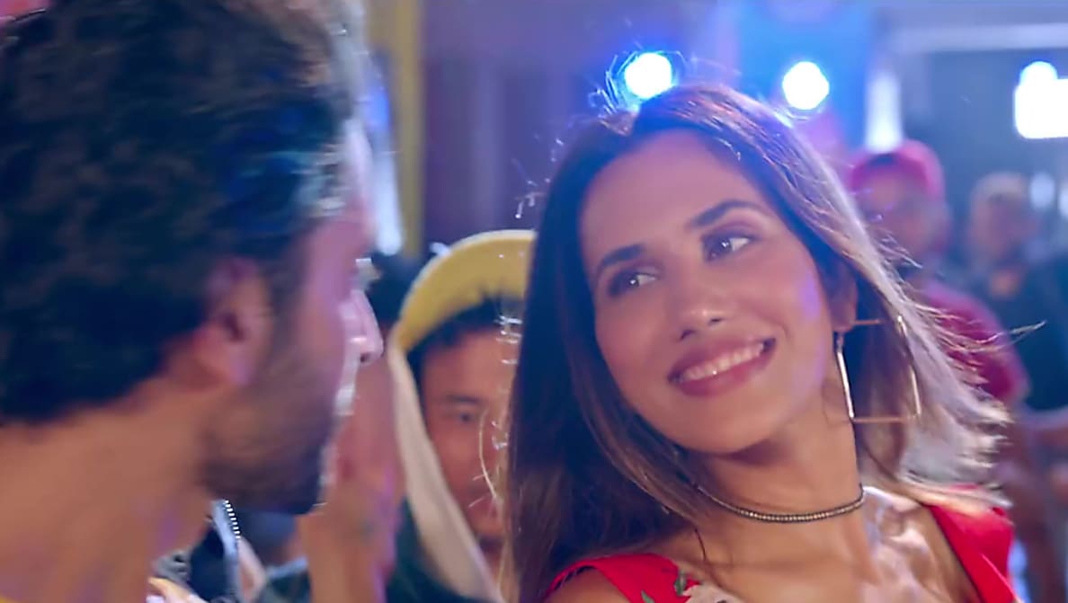 Sonnalli Seygall Celebrity Style In Jai Mummy Di Title Track Jai Mummy Di 2020 From Jai Mummy Di Title Track Charmboard