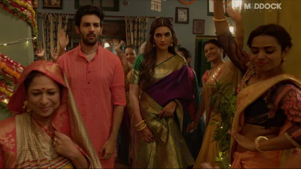 Kriti Sanon Celebrity Style In Official Trailer Luka Chuppi 2019 From Official Trailer Charmboard The movie features kartik aaryan, kriti sanon. saree