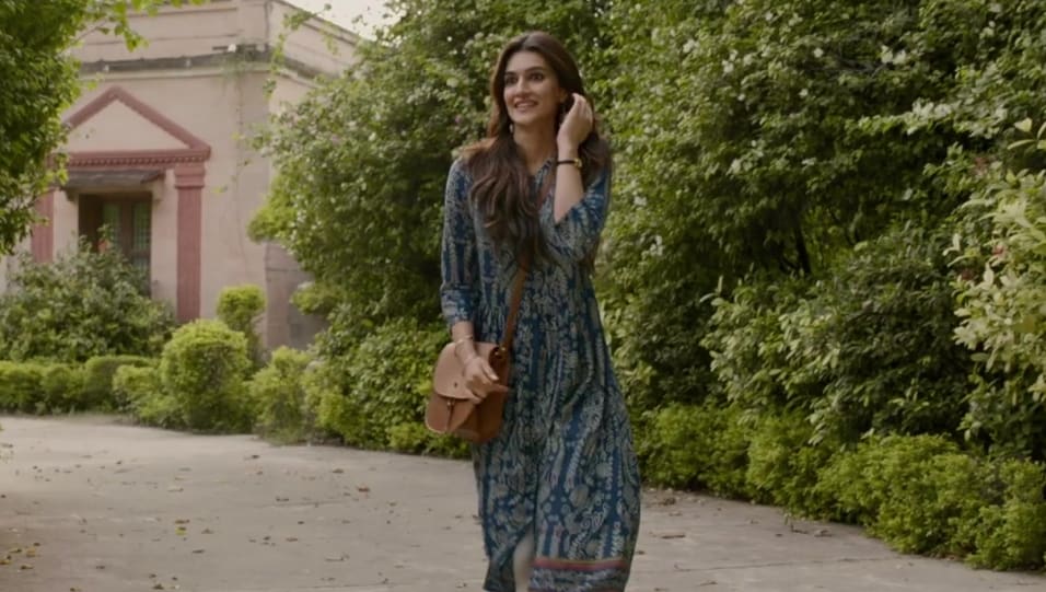 Kriti Sanon Celebrity Style In Official Trailer Luka Chuppi 2019 From Official Trailer Charmboard Kriti sanon was spotted at the gurudwara in delhi wearing a pink palazzo salwar suit by sukriti and akriti. kurta