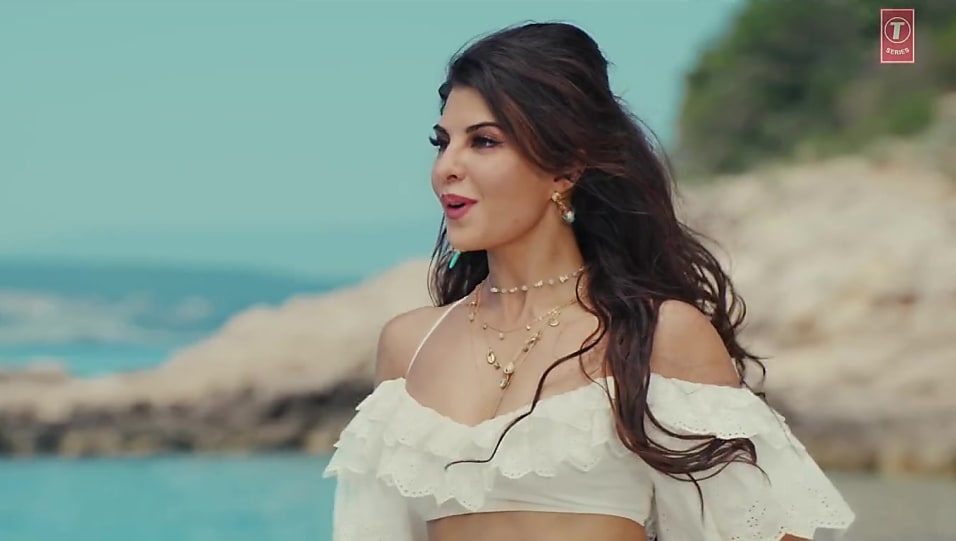 Get Jacqueline Fernandez Tousled Wavy Hairdo Hairstyle In Saaho