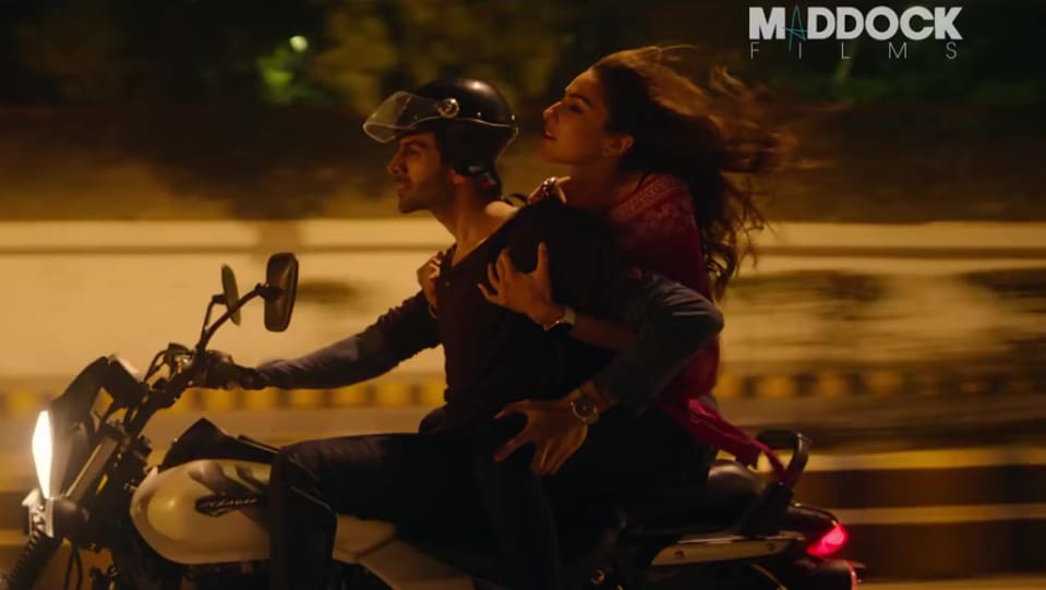 Sara Ali Khan Celebrity Style In Official Trailer Love Aaj Kal 2 2020 From Official Trailer Charmboard One couple battles society's restrictions while the other must learn to balance work with love. kurti