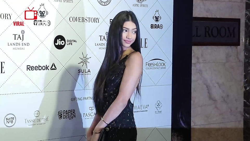 Get Alanna Panday Sleek Long Straight Hairstyle In Viral Bollywood