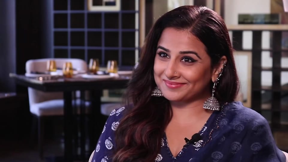 Get Vidya Balan Medium Wavy Side Part Hairstyle In Rajeev Masand