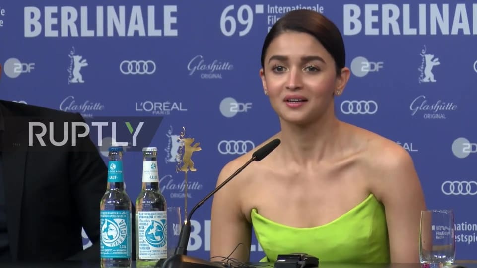 Celebrity Hairstyle Of Alia Bhatt From Cast Discuss Berlinale Premiere Of Indian Movie Gully Boy Ruptly 2019 Charmboard Philips kerashine hair straightener has keratin coated ceramic plates that help smoothen your hair while also straightening it. charmboard