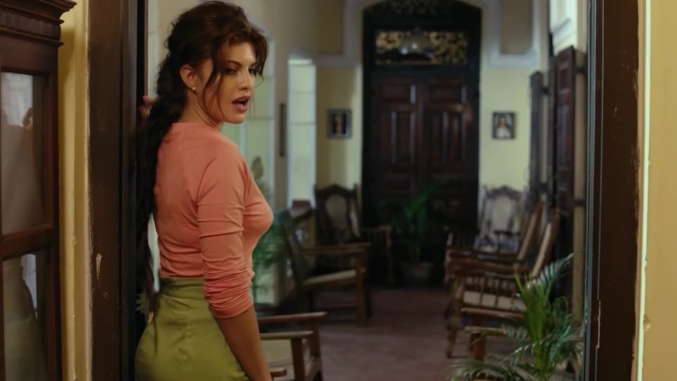 Jacqueline Fernandez Celebrity Style In Official Trailer According To Matthew 2018 From Official Trailer Charmboard According to matthew est un film policier de 2018 realise par chandran rutnam. skirts