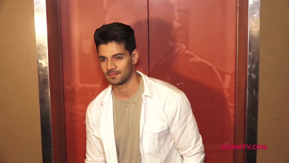 Celebrity Hairstyle Of Sooraj Pancholi From Baazaar Special Screening Zoom 2018 Charmboard Sooraj made entry to the glam and glitz world with hero, which now, the latest report by spotboye suggests that zarina wahab and aditya pancholi's son, sooraj is in love with a brazilian model, who is also an actress as. jacket