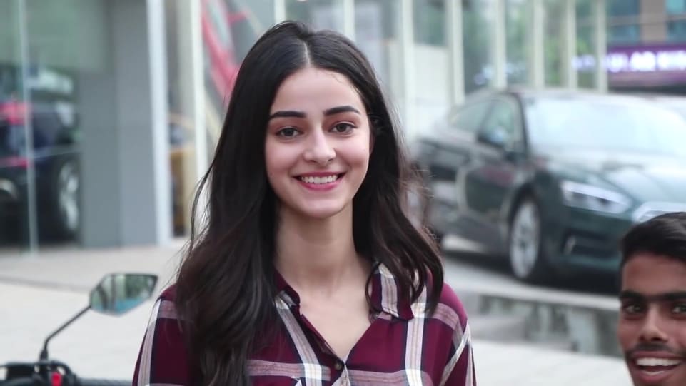 Celebrity Hairstyle of Ananya Pandey from CUTE Ananya Pandeys SWEET GESTURE  Taking Pic with Fan, BiscootTV, 2018 | Charmboard