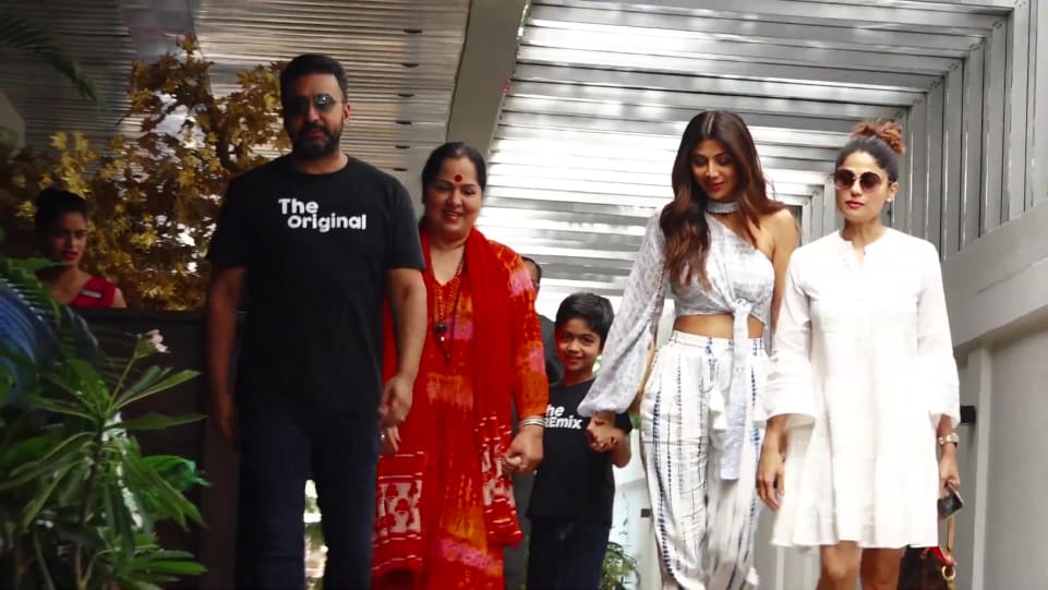 Shamita Shetty Celebrity Style In Spotted Shilpa Shetty With Family At Hakkasan Bandra Bollywood Hungama 2019 From Spotted Shilpa Shetty With Family At Hakkasan B Charmboard Shamita made her film debut in 2000 with the yash raj films blockbuster mohabbatein, which was directed by aditya chopra. dress