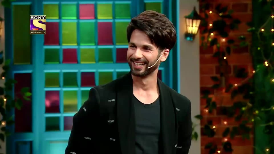Celebrity Hairstyle Of Shahid Kapoor From Promo The Kapil Sharma Shows 2019 Charmboard Its permanent guest is archana puran singh and in second part, celebrity or famous personalities indulge on the show and kapil sharma interview them with full of fun.